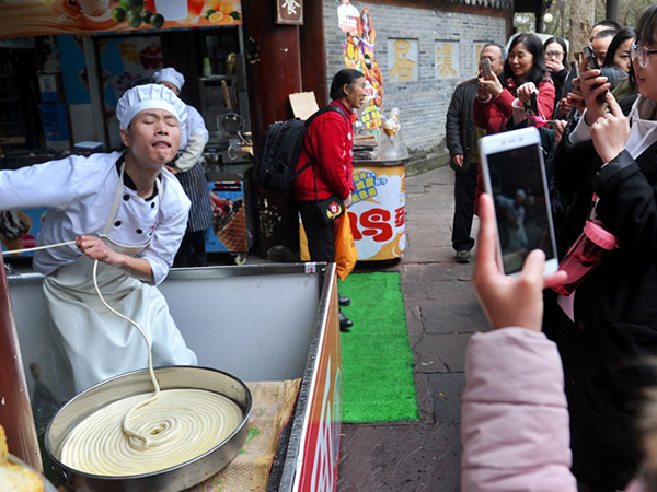 視頻制作讓拉面館爆紅20天，游客“五碗不過崗”